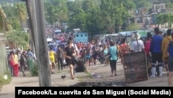 Vendedores en La Habana protestaron por el desalojo de sus puestos cerca del mercado La Cuevita.